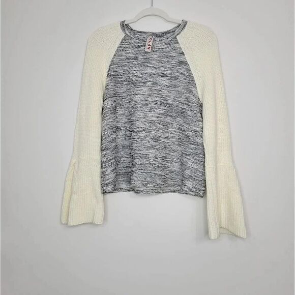 Anthropologie Dolan | Raglan Bell Sleeve Sweater M - Picture 3 of 9